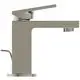 Waschtischarmatur in Silber von Ideal Standard, mit schlichtem Design und Hebelgriff zur Regelung des Wasserdurchflusses, montiert auf einer Basis.